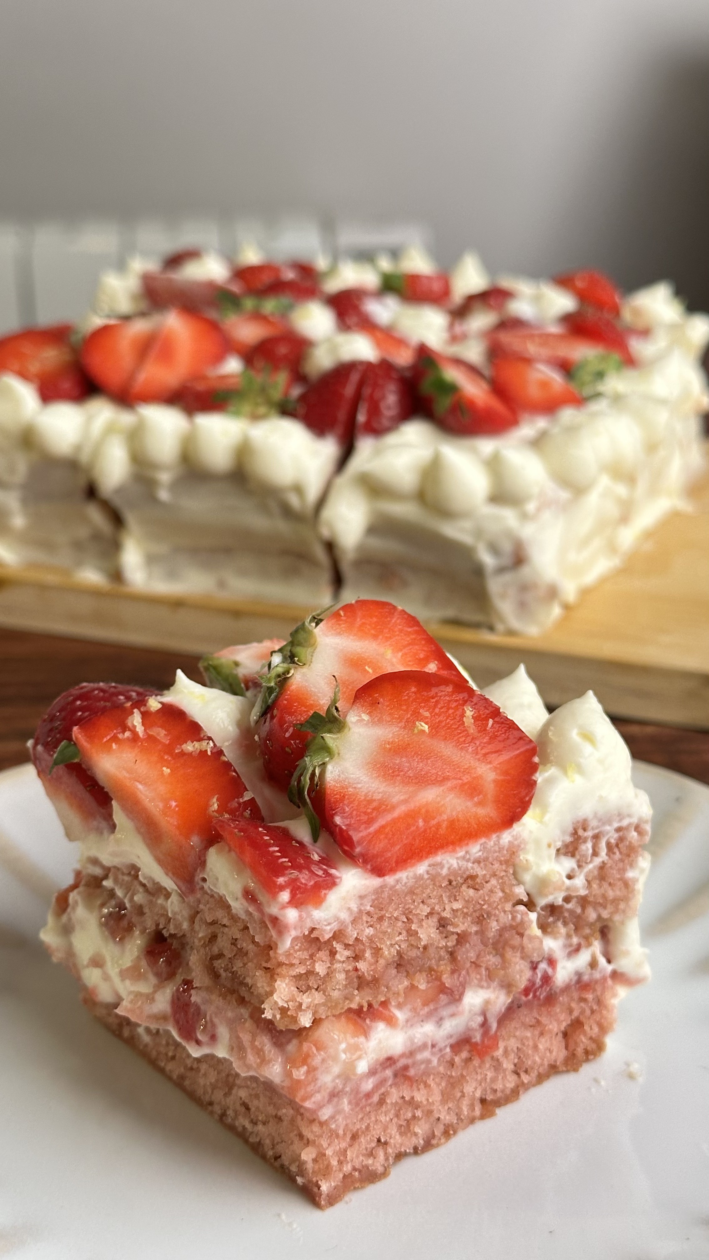 Strawberry Cake with Chantilly Cream — photo 1